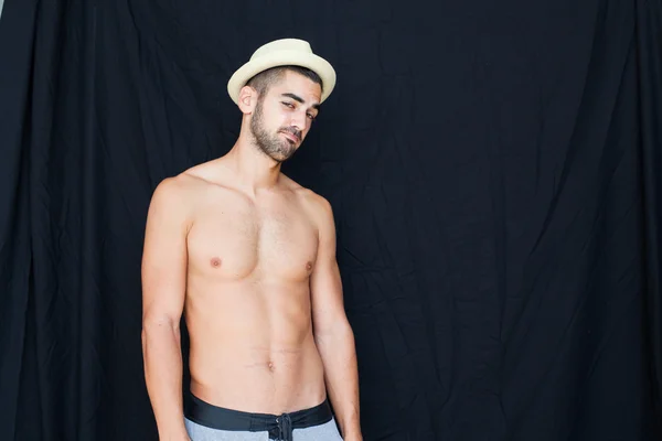 Schöner Mann halb nackt auf schwarzem Hintergrund — Stockfoto