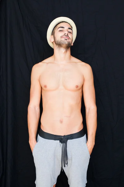 Όμορφος μισός άντρας γυμνός σε μαύρο φόντο — Φωτογραφία Αρχείου