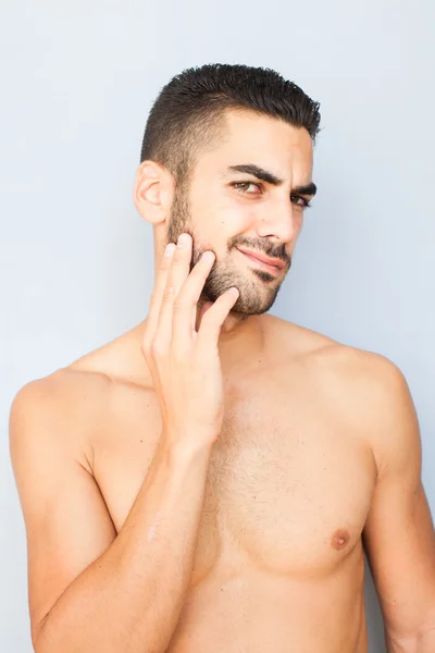 Homem bonito tocando sua barba — Fotografia de Stock