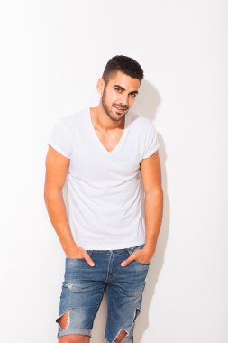 흰색 tshirt에서 잘생긴 남자 