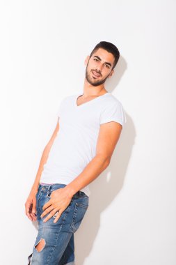 흰색 tshirt에서 잘생긴 남자 