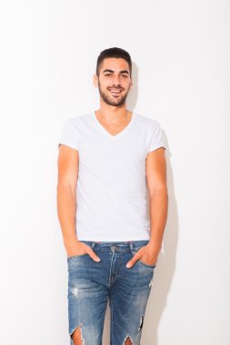 흰색 tshirt에서 잘생긴 남자 