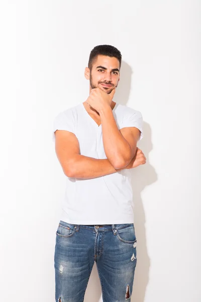 Schöner Mann im weißen T-Shirt — Stockfoto