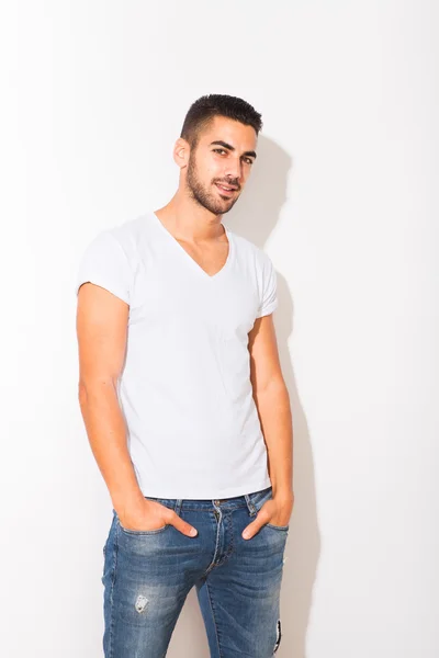 Knappe man in witte tshirt — Stockfoto