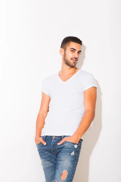 Pohledný muž v bílé tričko — Stock fotografie