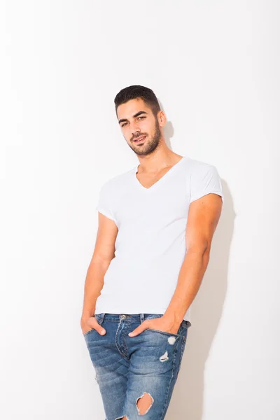Schöner Mann im weißen T-Shirt — Stockfoto