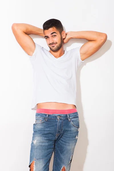 Hombre guapo en camiseta blanca —  Fotos de Stock