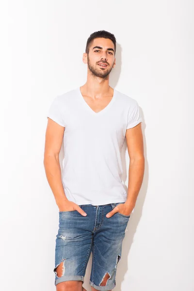Schöner Mann im weißen T-Shirt — Stockfoto