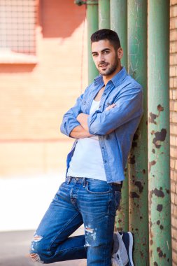 knappe cool man buiten