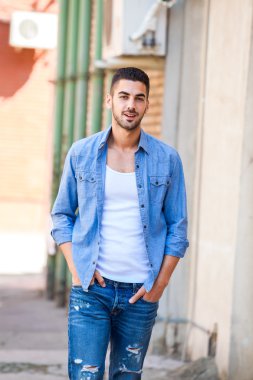 knappe cool man buiten