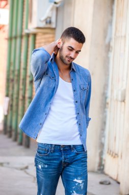 knappe cool man buiten