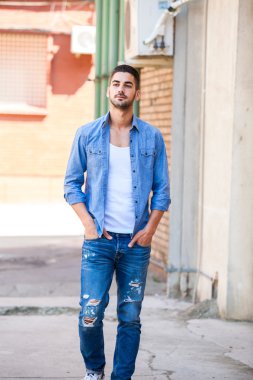 knappe cool man buiten