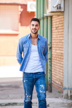 knappe cool man buiten