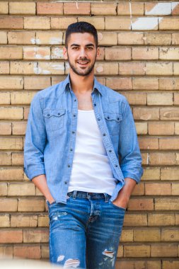 knappe cool man buiten