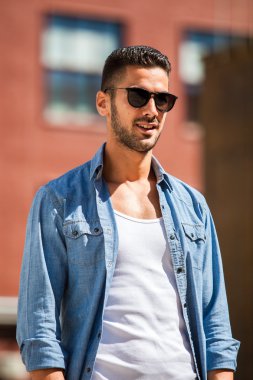 knappe cool man buiten