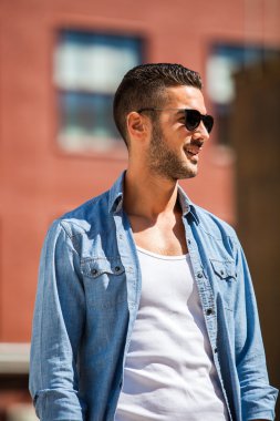 knappe cool man buiten