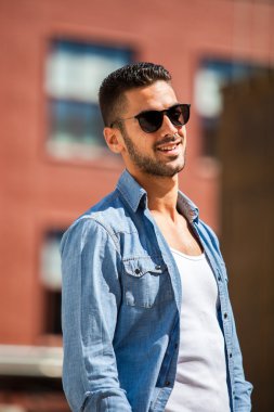 knappe cool man buiten