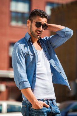 knappe cool man buiten