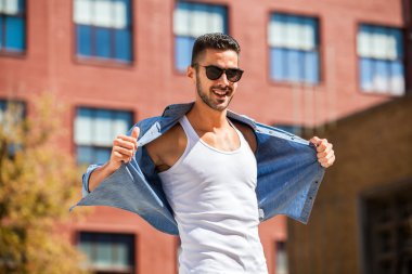 knappe cool man buiten