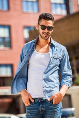 knappe cool man buiten