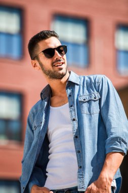 knappe cool man buiten