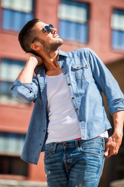 knappe cool man buiten