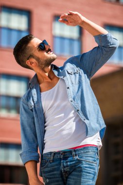 knappe cool man buiten