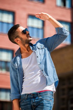 knappe cool man buiten