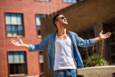 knappe cool man buiten