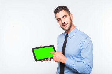 bir tablet gösteren zarif yakışıklı adam 