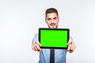 bir tablet gösteren zarif yakışıklı adam 