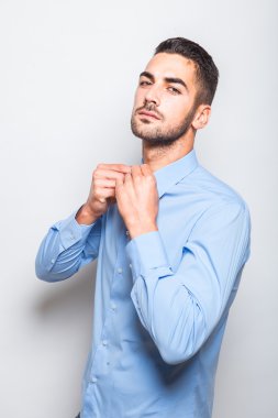 mavi gömlekli adam tek şık