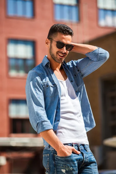 Schöner cooler Mann im Freien — Stockfoto