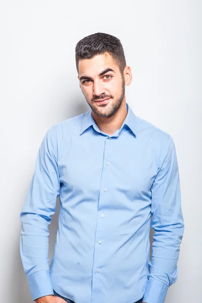 Één elegante man in blauw shirt — Stockfoto