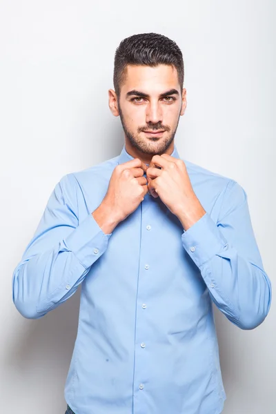 Singolo uomo elegante in camicia blu — Foto Stock