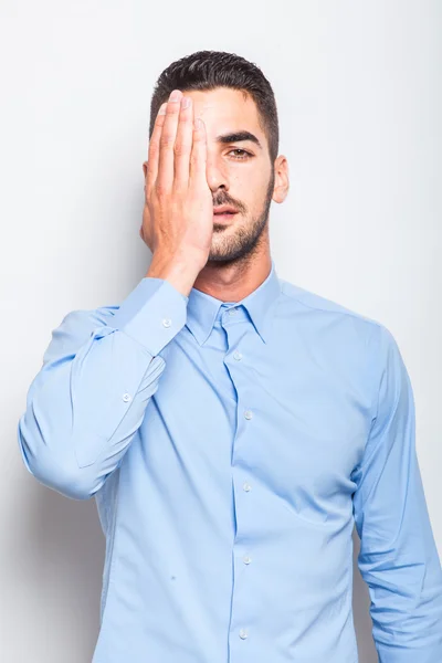 Einzelner eleganter Mann im blauen Hemd — Stockfoto