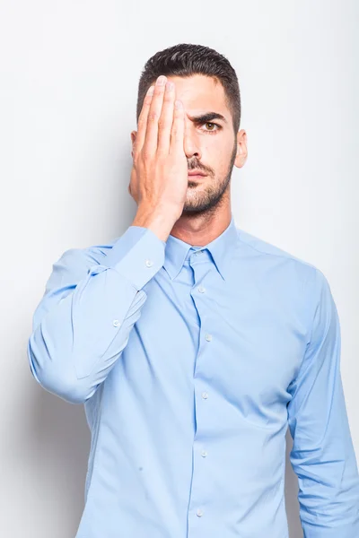 Einzelner eleganter Mann im blauen Hemd — Stockfoto