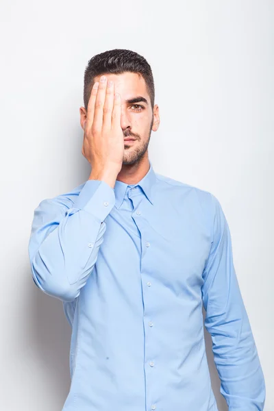 Mavi gömlekli adam tek şık — Stok fotoğraf
