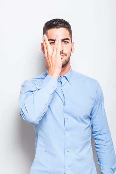 Einzelner eleganter Mann im blauen Hemd — Stockfoto