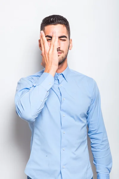 Einzelner eleganter Mann im blauen Hemd — Stockfoto