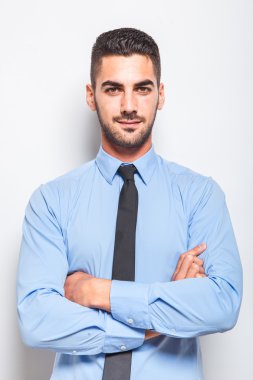 mavi gömlekli olan siyah kravat tek şık adam