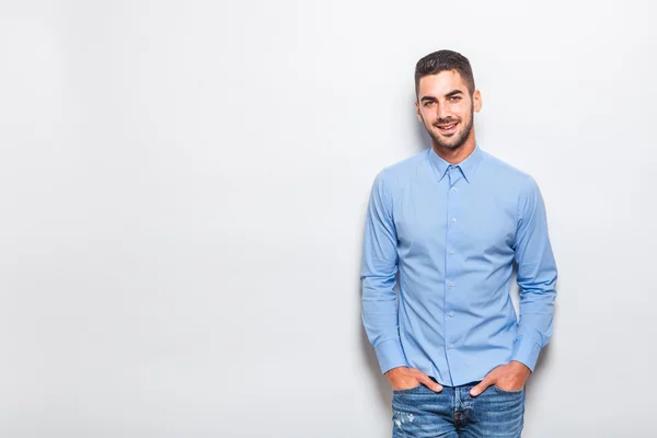 Einzelner eleganter Mann im blauen Hemd — Stockfoto