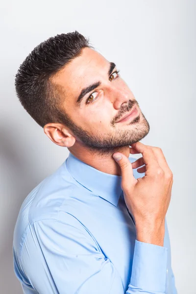 Singolo uomo elegante in camicia blu — Foto Stock