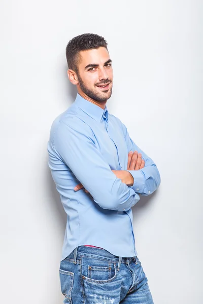 Singolo uomo elegante in camicia blu — Foto Stock