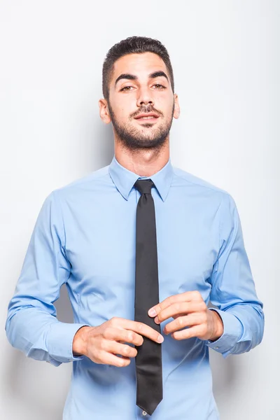 Lediger eleganter Mann im blauen Hemd mit schwarzer Krawatte — Stockfoto