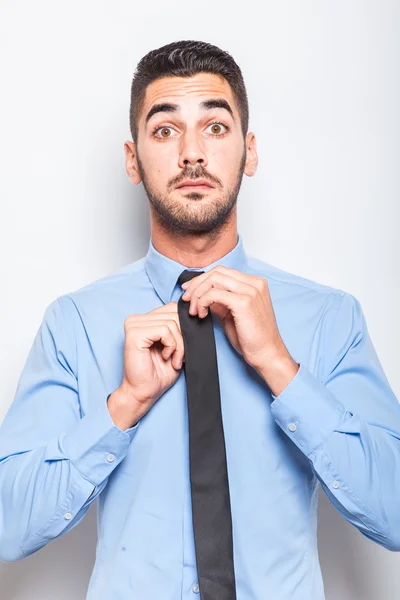 Lediger eleganter Mann im blauen Hemd mit schwarzer Krawatte — Stockfoto