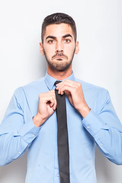 Singolo uomo elegante in camicia blu con cravatta nera — Foto Stock