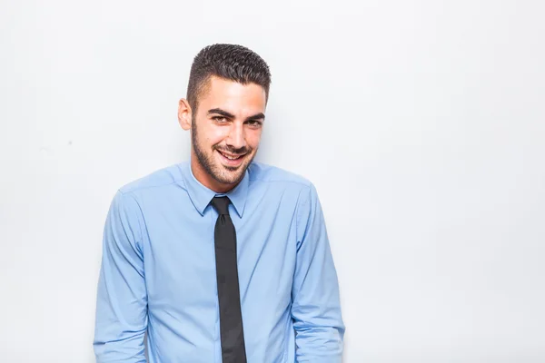 Één elegante man in blauw shirt met zwarte stropdas — Stockfoto