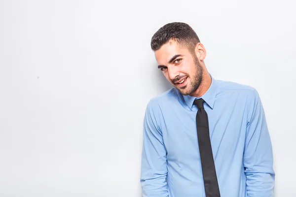 Solo hombre elegante en camisa azul con corbata negra —  Fotos de Stock