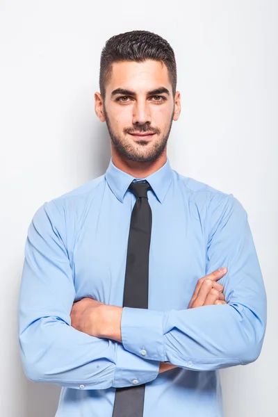 mavi gömlekli olan siyah kravat tek şık adam